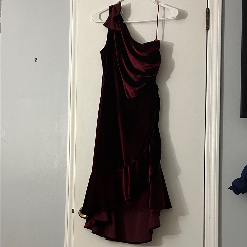 Chelsea & Violet One-Shoulder Velvet Dress in Burgundy